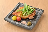 京都奥座敷で大切に育てられた脂肪が少なく甘みのある京都産の地鶏です。