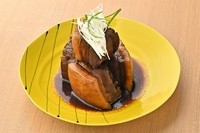 丹波高原で育ったブランド豚を時間をかけてとろとろになるまで煮込みました。