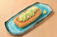 新潟県栃尾市で一枚一枚手づくりした伝統の味栃尾油揚げ。その大きさは通常の油揚げの約3倍もあります。口に入れるとパリッとした歯ざわりと適度な弾力があります。ここでしか味わえない美味しさをご堪能ください。