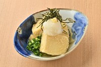 ふっくら揚げ出し豆腐を自家製の出汁でお召し上がりください。