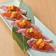 自家製のたれで仕込んだ合鴨のロース煮の上に贅沢に雲丹といくらをたっぷりのせました。