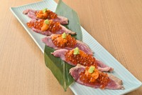 自家製のたれで仕込んだ合鴨のロース煮の上に贅沢に雲丹といくらをたっぷりのせました。