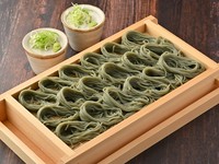 へぎ蕎麦とは、越後地方の名物です。越後地方で「へぎ（片木）」と呼ばれる杉で作られた容器に盛りつけて提供されることからこう呼ばれています。ツルツルっとした独特の喉ごしとコシの強い食感が特徴です。