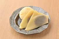 京八つ橋をバニラアイスと一緒にお召し上がりください。