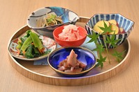 おばんざいとは京都の昔ながらの家庭料理の事を言います。旬の京野菜など季節の食材を使い、食材の無駄が出ないように工夫した料理の数々を盛り合わせにしました。
