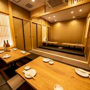 団体での利用を考慮し、広々としたテーブルや椅子を配置し、ゆったりと過ごせる空間を確保しています。