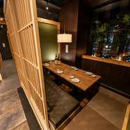 心安らぐ完全個室をご提供しています。和の趣を感じる落ち着いた空間は、少人数から大人数まで対応可能です。プライベート感を大切にし、周囲を気にせずゆったりとした時間を過ごせます。