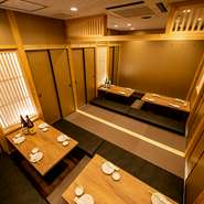 大人数の宴会に最適な広々とした空間をご用意しています。ゆったりとした席配置で、快適にお過ごしいただけるよう配慮された店内は、団体利用に最適です。