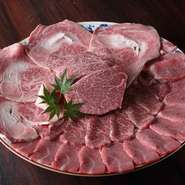 お肉はすべて和牛のみを提供。さまざまな部位の味や食感を楽しめるよう、コースの構成にも、こだわりが散りばめられています。珠玉の素材である神戸牛を堪能できる、『神戸牛焼肉コース』も必見です。