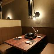 多くの人々で賑わう、京都・三条河原町エリアでありつつも、のんびりと食事を楽しめる、隠れ家感も魅力的。落ち着いて食事を楽しめるため、普段お世話になっている方を招いての食事にもぴったりです。