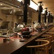 店内はオシャレで洗練された空間。スタッフがゲストの目の前でお肉を焼き上げるサービスもまた、特別感を演出してくれます。ただ食すだけでなく、焼肉を通してさまざまな感動を味わえるお店です。