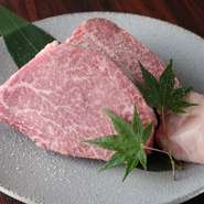 塊肉の状態からスタッフが絶妙に焼き上げる、200gの和牛ヒレ肉。提供時は一口サイズまで食べやすくカットしてくれます。きめ細やかなサシが入ったお肉は、風味豊かなわさびと食すのがオススメです。