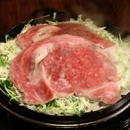 厚めにスライスされたリブロースの一枚肉を、野菜と共に鉄板で焼き上げる、焼きしゃぶスタイルの逸品。ポン酢といただく一枚肉は、締めくくりのタレ焼肉前に、爽やかなアクセントを与えてくれます。