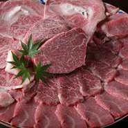 コースは提供開始前、スタッフが当日使用するお肉を器に乗せて紹介してくれます。これから始まる素敵な食の一時への期待と、好奇心を煽ります。