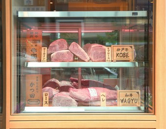 日本の和牛・神戸牛に、ジャパニーズウイスキーや日本酒も用意