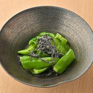 程よい苦みのある万願寺唐辛子と塩昆布の旨味を合わせました。