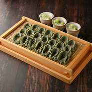 見た目が緑色のソバ。その理由は、つなぎに布海苔という海苔を使っているから。新潟には豊富な雪解け水があり、そばをつくる環境に適しています。