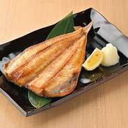 脂たっぷりのホッケの開きを丸ごと１尾。