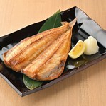 脂たっぷりのホッケの開きを丸ごと１尾。