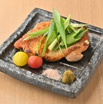 京都奥座敷で大切に育てられた脂肪が少なく甘みのある京都産の地鶏です。