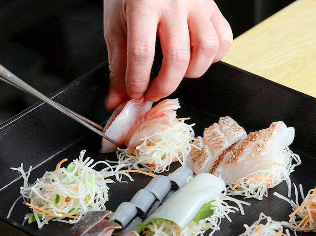 毎朝直送される旬魚をご提供致します。