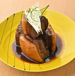 丹波高原で育ったブランド豚を時間をかけてとろとろになるまで煮込みました。