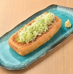 新潟県栃尾市で一枚一枚手づくりした伝統の味栃尾油揚げ。その大きさは通常の油揚げの約3倍もあります。口に入れるとパリッとした歯ざわりと適度な弾力があります。ここでしか味わえない美味しさをご堪能ください。