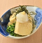 ふっくら揚げ出し豆腐を自家製の出汁でお召し上がりください。