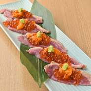 自家製のたれで仕込んだ合鴨のロース煮の上に贅沢に雲丹といくらをたっぷりのせました。