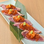 自家製のたれで仕込んだ合鴨のロース煮の上に贅沢に雲丹といくらをたっぷりのせました。