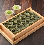 へぎ蕎麦とは、越後地方の名物です。越後地方で「へぎ（片木）」と呼ばれる杉で作られた容器に盛りつけて提供されることからこう呼ばれています。ツルツルっとした独特の喉ごしとコシの強い食感が特徴です。