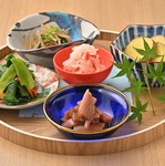 おばんざいとは京都の昔ながらの家庭料理の事を言います。旬の京野菜など季節の食材を使い、食材の無駄が出ないように工夫した料理の数々を盛り合わせにしました。