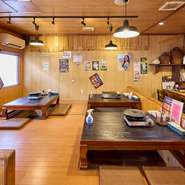 店内には最大で15名まで利用可能な座敷を完備。ゆったりと過ごせるくつろぎのスペースは、女子会などの友人同士での集まりや、家族団欒の一時にも最適です。