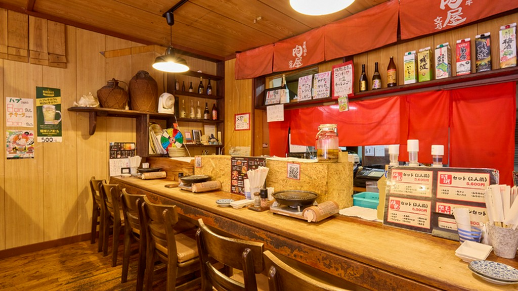 のびのび過ごせるカウンター席。“千五百べろメニュー”も必見