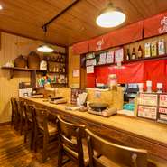 のびのびと過ごせるカウンター席は、一人飲みやデートにも利用できます。ドリンク3杯と選べるフード付きの“千五百べろメニュー”もお見逃しなく。お肉以外のメニューもこだわりの品を取り揃えています。