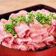 沖縄県産の和牛を中心とした、選りすぐりの品質のお肉を提供する【黒毛和牛専門店　肉屋　文月】。国際通りエリアでありつつも、リーズナブルな価格帯も魅力的。少しだけの贅沢を、気軽に味わえる一軒です。