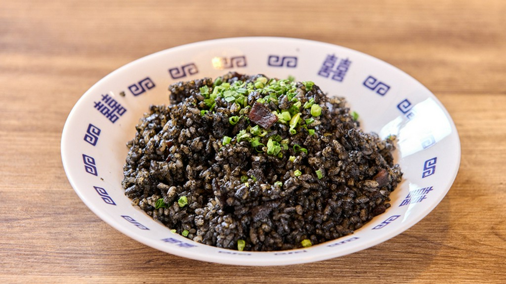 クセになる逸品『うちなーイカ墨チャーハン』