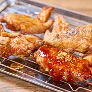 ジューシーな鶏の手羽先の唐揚げは、ビールのお供にも最適。ソースは4種類から選べます。
