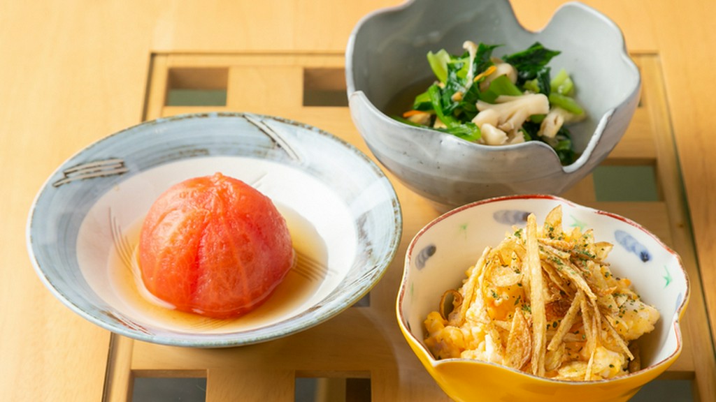 丁寧につくられたおばんざいを一人で味わう