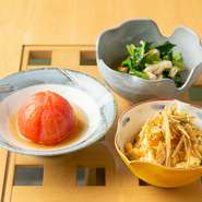 心をほっと和ませてくれるのは、一人で気軽に立ち寄ることができるカウンター席と手づくりのおばんざい。おばんざいは、素材の味を活かした優しい味でお酒にもよく合います。