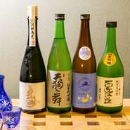京都の地酒を中心に厳選された銘柄が揃い、繊細な和食と驚くほど調和。さらに、オーナーの地元のお酒や日本各地の希少な日本酒も用意され、訪れるたびに新しい発見があります。