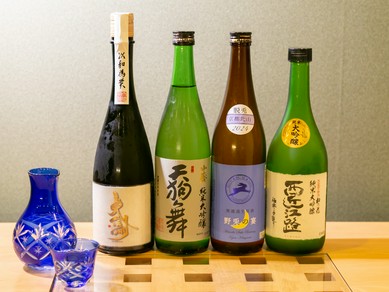 季節に合わせた豊富な日本酒のセレクション