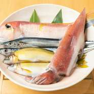 季節ごとの食材に対するこだわりが光ります。その日の状態を見極めるため、直接足を運ぶスタイルを貫く山本氏。鮮度や質に妥協を許さない姿勢が、一皿一皿に反映されています。