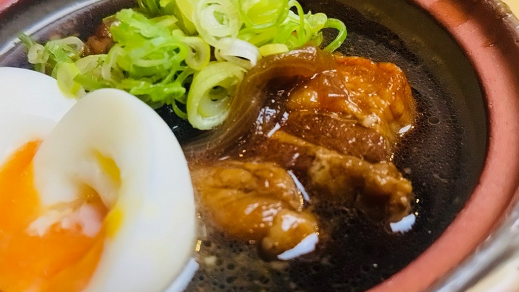 とろけるような食感と、しっかり旨みが染み込んだ角煮のコクが絶品の『イベリコ豚角煮』