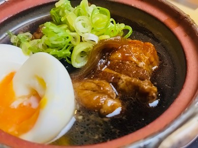 とろけるような食感と、しっかり旨みが染み込んだ角煮のコクが絶品の『イベリコ豚角煮』