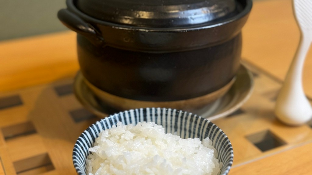 一粒一粒がふっくらと艶やかで、お米本来の甘みと香りが口いっぱいに広がる『土鍋ご飯』
