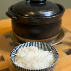 一粒一粒がふっくらと艶やかで、お米本来の甘みと香りが口いっぱいに広がる『土鍋ご飯』