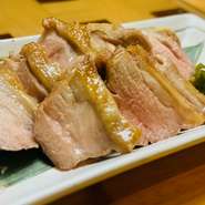 厳選された京鴨のもも肉は、しっかりとした食感と甘みが特徴です。素材の持つ本来の味を最大限に引き出した一品。焼き加減を調整し、外はパリッと、中は柔らかく仕上げています。