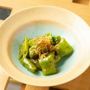 万願寺唐辛子は、京野菜としての豊かな風味と辛みに特徴がある食材です。多くの人から人気があり、季節ごとの料理に取り入れることで、料理全体を引き締める役割を果たしています。