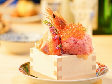 豪華な海鮮が一つに！いくら、赤エビ、ネギトロ、カツオが乗った【海鮮刺身の升盛り】